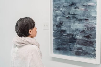 Sanat galerisinde tablo sergisi
