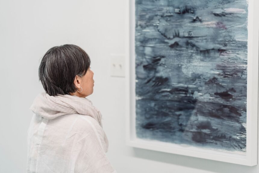 Sanat galerisinde tablo sergisi