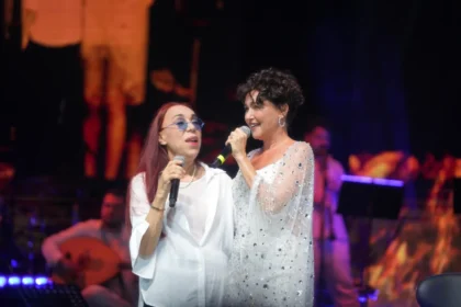 Şevval Sam ve Leman Sam Harbiye'de sahnede