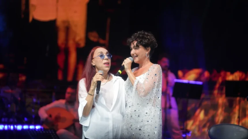 Şevval Sam ve Leman Sam Harbiye'de sahnede