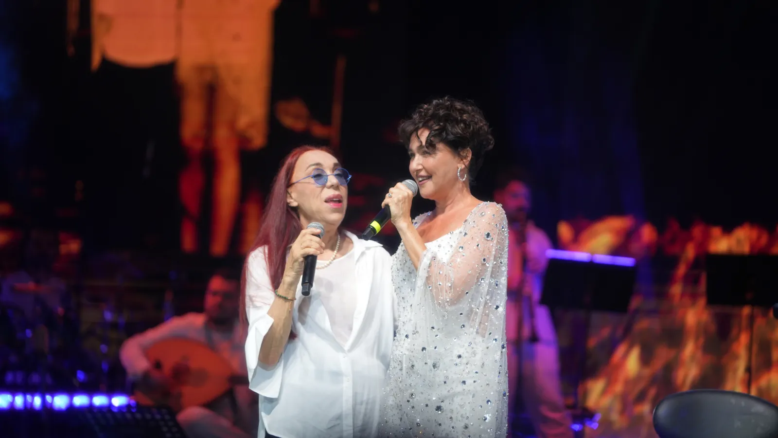 Şevval Sam ve Leman Sam Harbiye'de sahnede