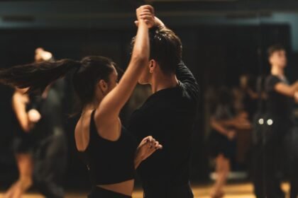 Bir dans stüdyosunda tango yapan çift