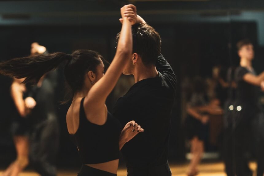 Bir dans stüdyosunda tango yapan çift