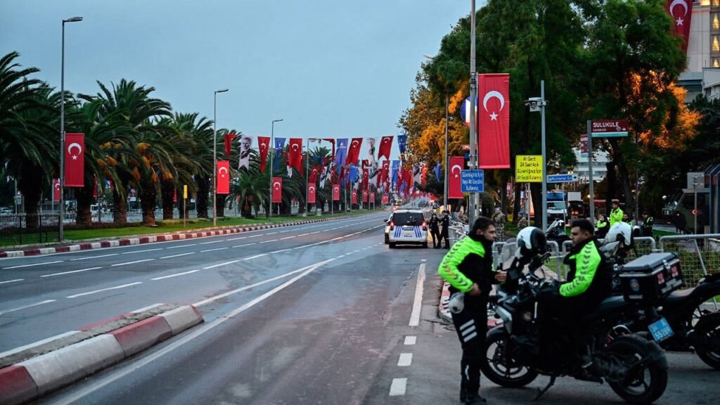İstanbul'da Yağış Nedeniyle Vatan Caddesi Kortej Geçişi Ertelendi