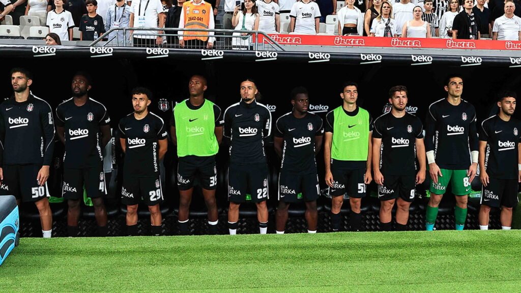 Ümit Akdağ Beşiktaş'taki İlk Maçında Kırmızı Kart Görüp Elini Çatlattı